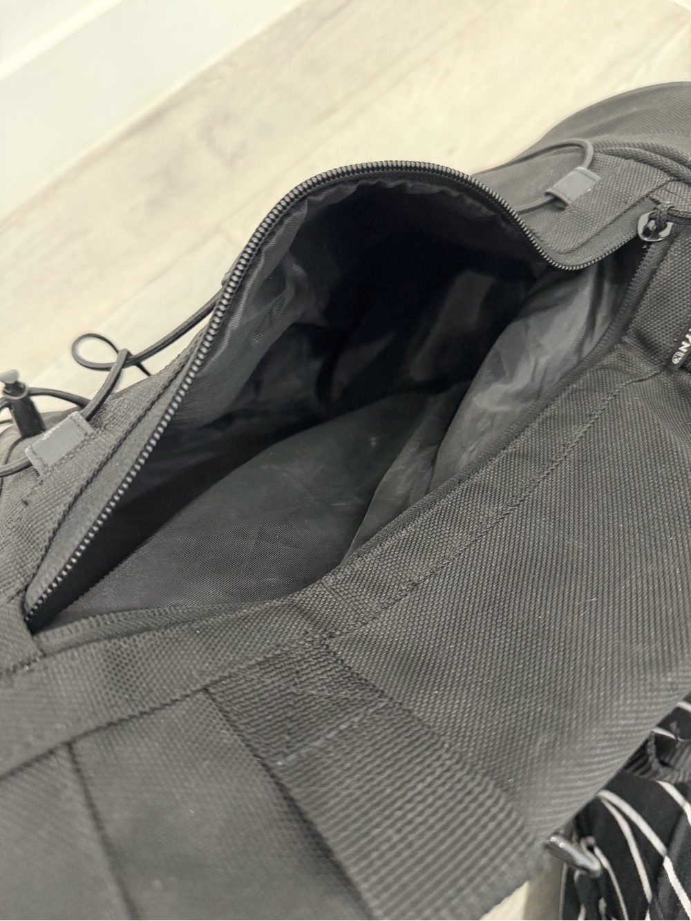 Kuryakyn Momentum Freeloader Sissy Bar Duffel Bag - Picture 12 of 15